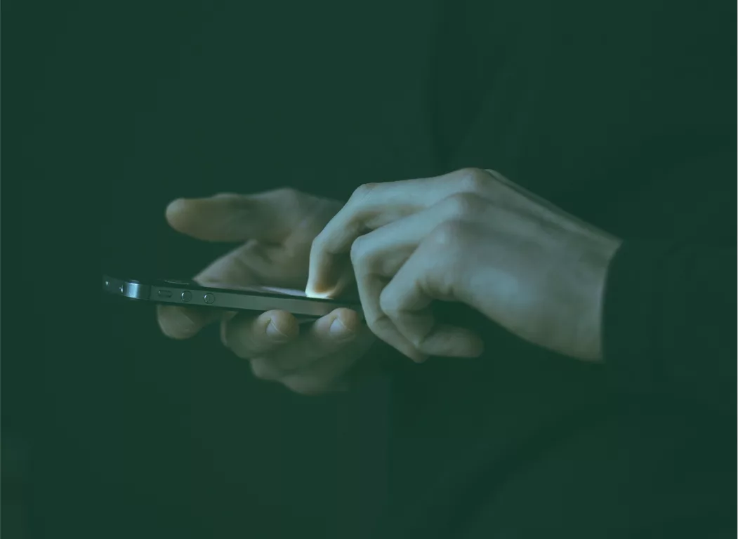 Zwei Hände bedienen ein Smartphone